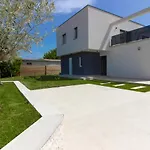 Modern Nerina With Private Pool Near וילה פולה