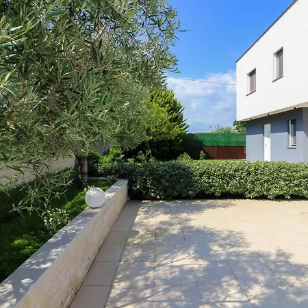 Modern Nerina With Private Pool Near * 풀라