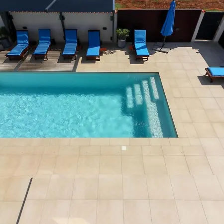 Modern Nerina With Private Pool Near 풀라