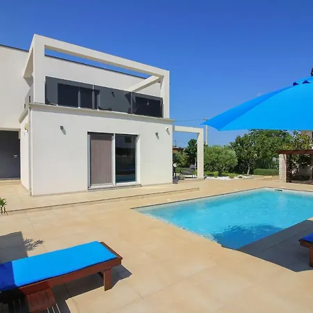 빌라 Modern Nerina With Private Pool Near