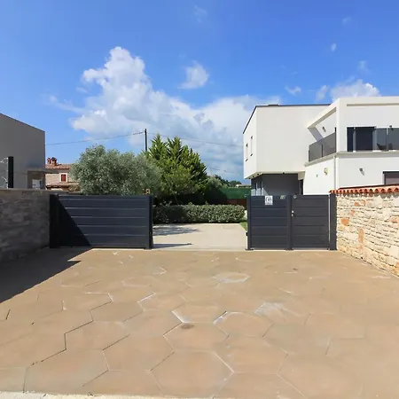 Modern Nerina With Private Pool Near 풀라