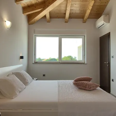 Modern Nerina With Private Pool Near 빌라 풀라