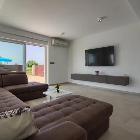 Modern Nerina With Private Pool Near 빌라 *