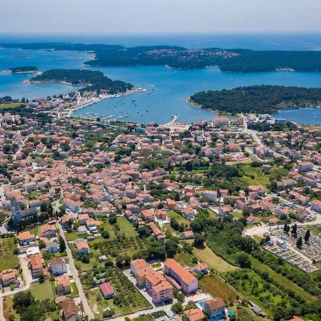 Modern Nerina With Private Pool Near Pola