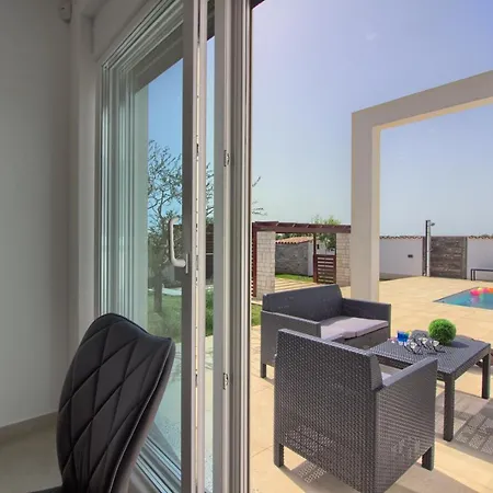 Modern Nerina With Private Pool Near *