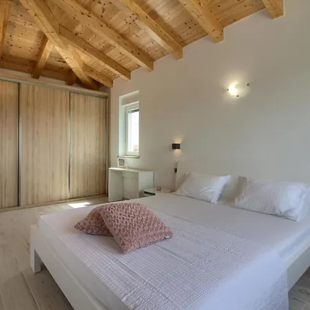 Modern Nerina With Private Pool Near * 풀라
