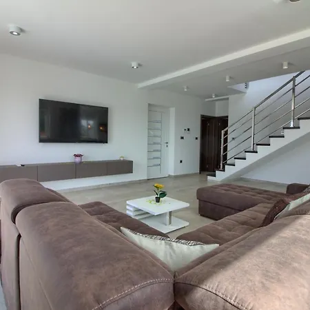 Modern Nerina With Private Pool Near 풀라