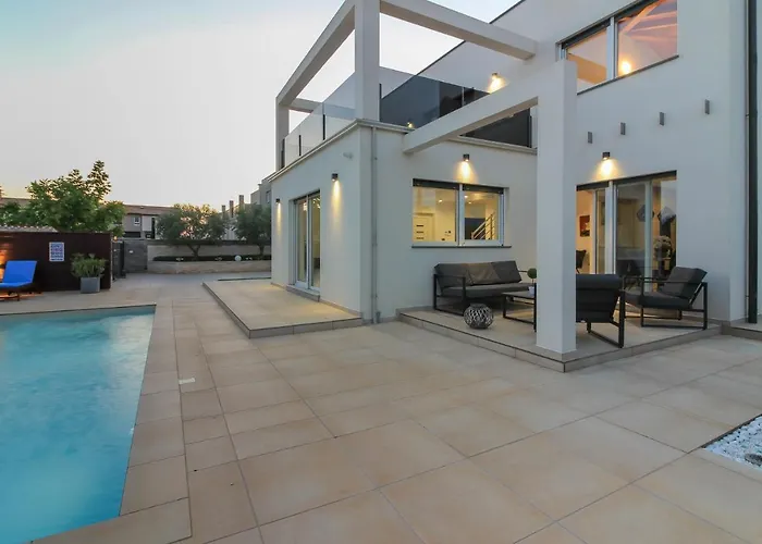 Modern Nerina With Private Pool Near Pula