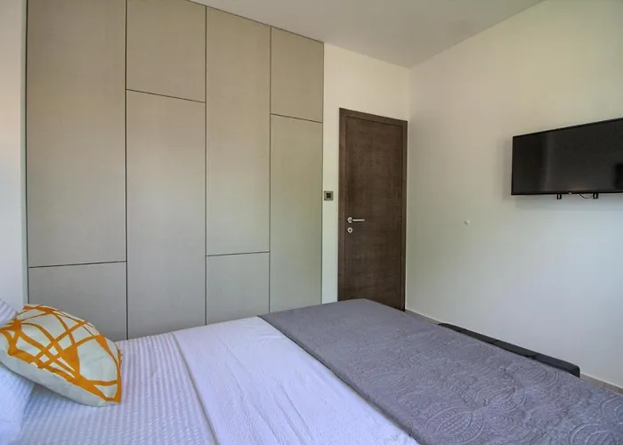 Modern Nerina With Private Pool Near