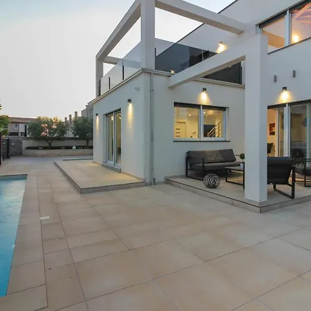 Modern Nerina With Private Pool Near 풀라