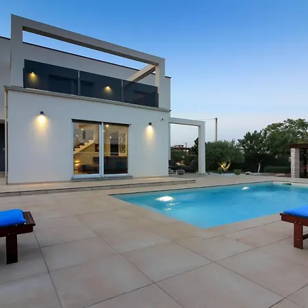 Modern Nerina With Private Pool Near Villa