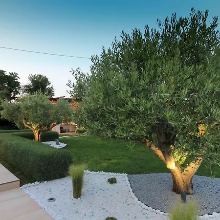 Modern Nerina With Private Pool Near 빌라