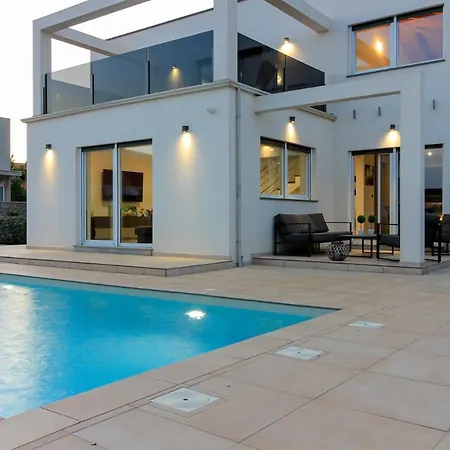 Modern Nerina With Private Pool Near * 풀라