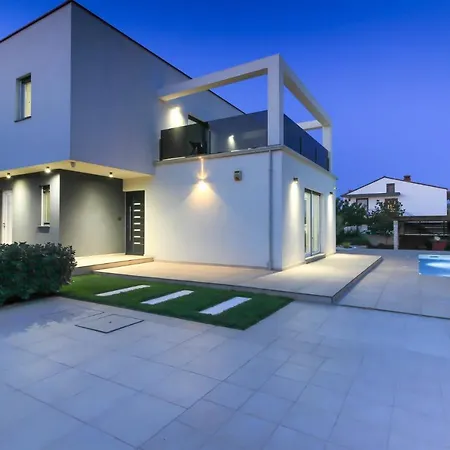 Modern Nerina With Private Pool Near 풀라