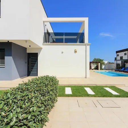 Modern Nerina With Private Pool Near * 풀라