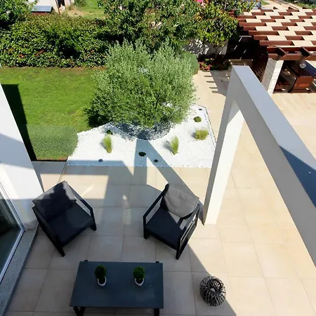 Modern Nerina With Private Pool Near 풀라