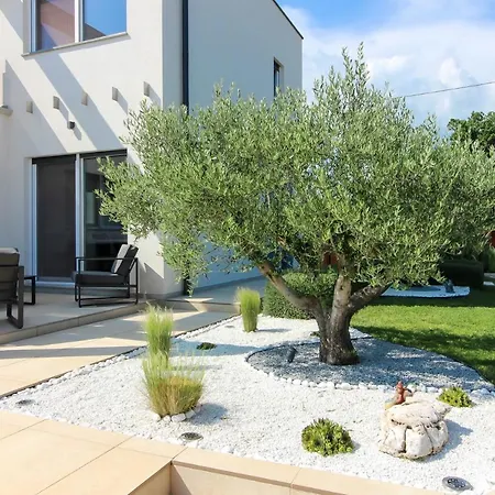 Modern Nerina With Private Pool Near *