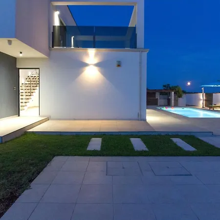 Modern Nerina With Private Pool Near *