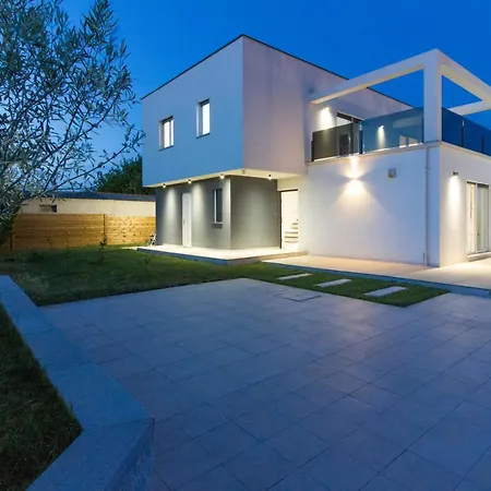 빌라 Modern Nerina With Private Pool Near *