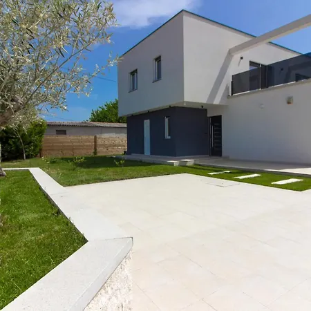 Modern Nerina With Private Pool Near 빌라 풀라