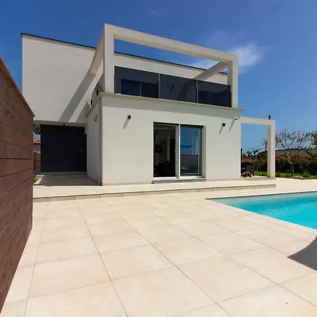 빌라 Modern Nerina With Private Pool Near *