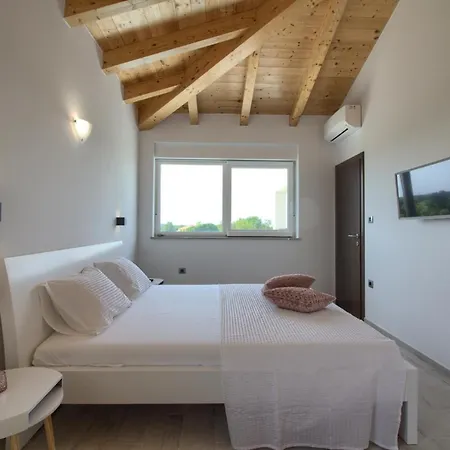 빌라 Modern Nerina With Private Pool Near *