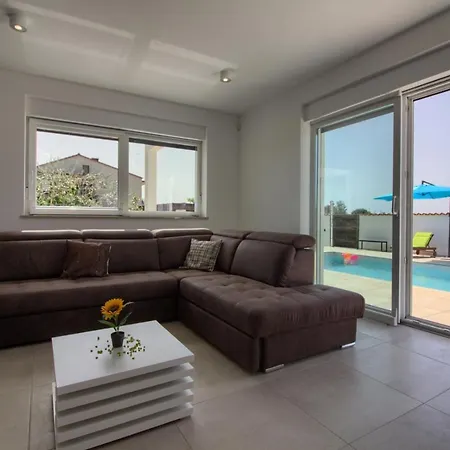Modern Nerina With Private Pool Near *