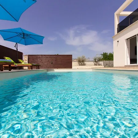 빌라 Modern Nerina With Private Pool Near