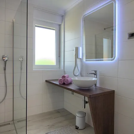 Modern Nerina With Private Pool Near Pula