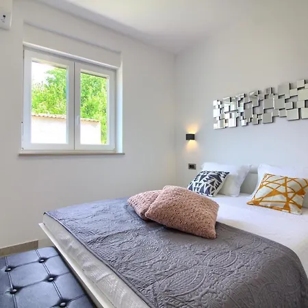 Modern Nerina With Private Pool Near Villa