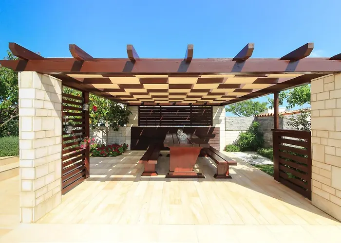 فيلة Modern Nerina With Private Pool Near *