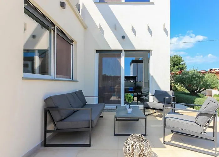 Modern Nerina With Private Pool Near