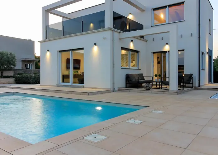Modern Nerina With Private Pool Near * بولا
