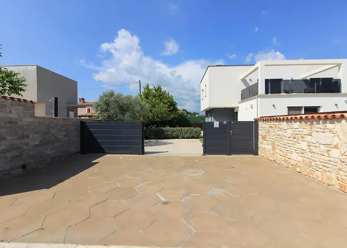 Modern Nerina With Private Pool Near Pula