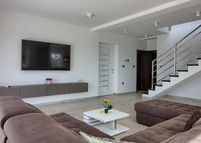 Modern Nerina With Private Pool Near