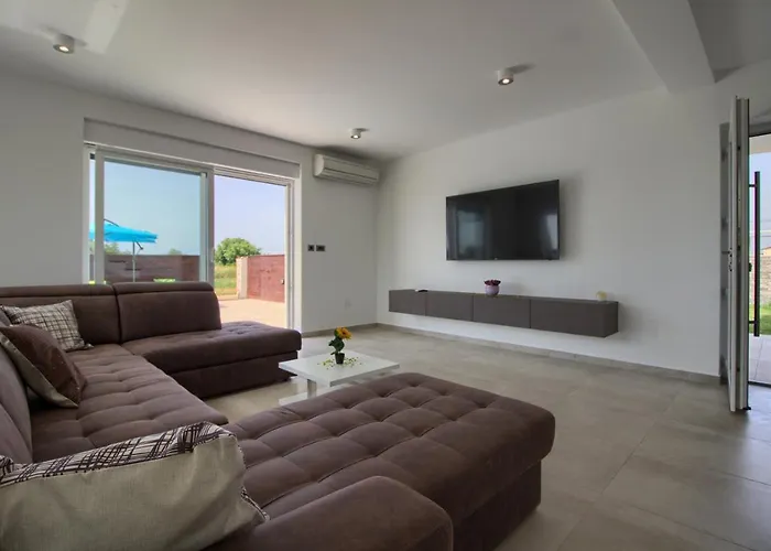 Modern Nerina With Private Pool Near فيلة *