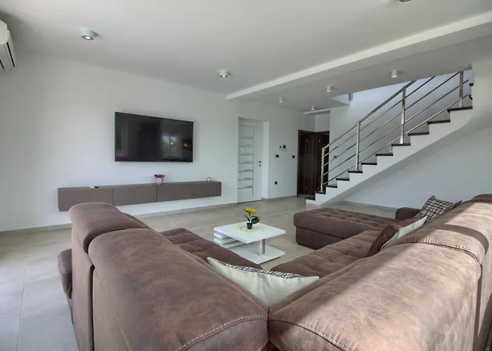 Modern Nerina With Private Pool Near Pula