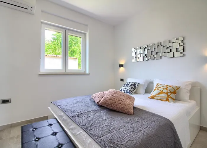 Modern Nerina With Private Pool Near Vila