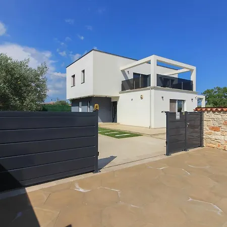 Modern Nerina With Private Pool Near