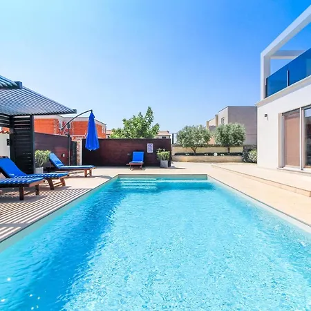 ヴィラ Modern Nerina With Private Pool Near *