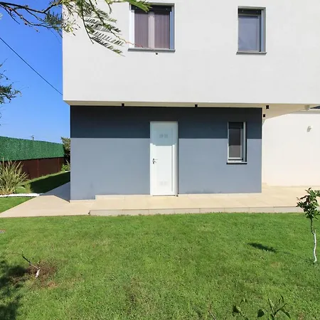 Modern Nerina With Private Pool Near