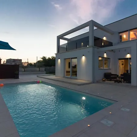 Modern Nerina With Private Pool Near *