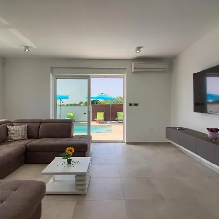 Modern Nerina With Private Pool Near