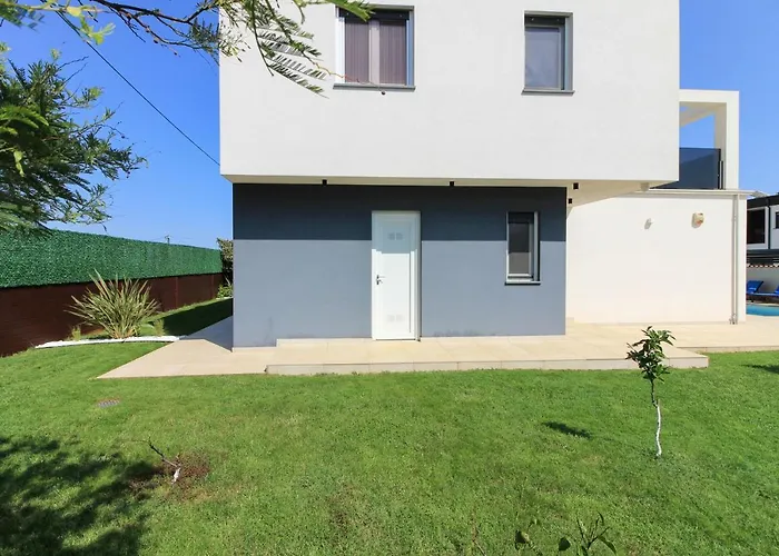 Modern Nerina With Private Pool Near