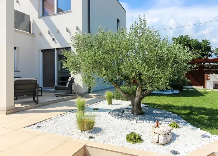 Modern Nerina With Private Pool Near *