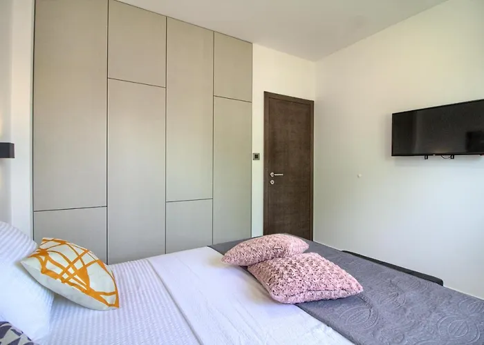 Βίλα Modern Nerina With Private Pool Near Πούλα